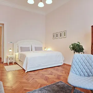 apartment-in-the-heart-of-prague-110-00.praguehotelsweb.com/